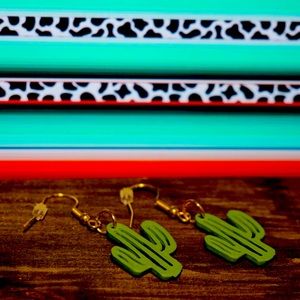 Beautiful hand crafted cactus earrings!🌵